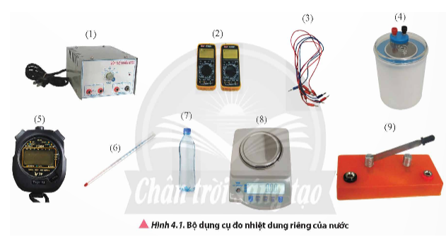 * Dụng cụ:

– 1 biến thế nguồn (1),

– 2 đồng hồ đo điện đa năng dùng làm vốn kế một chiều và ampe kế một chiều (2).

– Dây nối (3)

– 1 bình nhiệt lượng kế (có dây nung và que khuấy) (4).

– 1 đồng hồ đo thời gian có độ chia nhỏ nhất 0,01 s (5).

– 1 nhiệt kế có độ chia nhỏ nhất 1 C (6),

– 1 chai nước ở nhiệt độ phòng (7).

– 1 chiếc cân điện tử có độ chia nhỏ nhất 0,01 g (8).

– 1 công tắc điện (9)

* Tiến hành thí nghiệm

Bước 1: Điều chỉnh đơn vị đo của cân là g. Đặt bình nhiệt lượng kế (đã gắn nhiệt kế và que khuấy) lên đĩa cần, hiệu chỉnh cân về số 0,00.

Bước 2:

- Nhấc bình nhiệt lượng kế khỏi đĩa cần, rót nước ở nhiệt độ phòng vào bình sao cho dây nung ngập hoàn toàn trong nước.

– Đặt bình nhiệt lượng kế chứa nước lên đĩa cân, ghi nhận giá trị khối lượng mn và nhiệt độ ban đầu T0 của nước.

Bước 3:

– Mắc bình nhiệt lượng kế vào mạch điện như Hình 4.2. Điều chỉnh biến thế nguồn đến giá trị 6 V.

– Đóng công tắc, đồng thời bấm đồng hồ đo thời gian.

– Ghi nhận giá trị hiện điện thế U trên vốn kế và cường độ dòng điện I trên ampe kế.

– Dùng que khuấy khuấy nhẹ nhàng, liên tục để nước trong bình nóng đều.

– Quan sát và ghi lại thời gian tại mỗi thời điểm mà số chỉ trên nhiệt kế tăng thêm 1 oC, 2 °C, 3 oC theo mẫu Bảng 4.1.

Bước 4: Ngắt mạch điện.