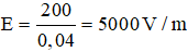 Mối liên hệ giữa cường độ điện trường và hiệu điện thế giữa hai bản kim loại: 

Thay số vào ta có: 