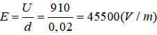 Vo = 5.104 km/s = 5.107 m/s.

Giả sử cường độ điện trường giữa hai bản kim loại có chiều hướng lên trên. Do hạt điện tích chuyển động là electron q < 0 nên lực điện trường tác dụng lên điện tích có chiều hướng xuống dưới. Bỏ qua tác dụng của lực cản và trọng lực nên chỉ còn lực điện trường tác dụng làm điện tích chuyển động.

Cường độ điện trường giữa hai bản kim loại:

Gia tốc của e:

Xét hệ trục Oxy: ốc tọa độ tại O, ốc thời gian vào lúc electron bắt đầu chuyển động.

+ Ox: Không có lực tác dụng theo phương Ox nên electron chuyển động đều theo phương này: HA = vox.t = vot

+ Oy:

 