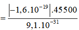 Vo = 5.104 km/s = 5.107 m/s.

Giả sử cường độ điện trường giữa hai bản kim loại có chiều hướng lên trên. Do hạt điện tích chuyển động là electron q < 0 nên lực điện trường tác dụng lên điện tích có chiều hướng xuống dưới. Bỏ qua tác dụng của lực cản và trọng lực nên chỉ còn lực điện trường tác dụng làm điện tích chuyển động.

Cường độ điện trường giữa hai bản kim loại:

Gia tốc của e:

Xét hệ trục Oxy: ốc tọa độ tại O, ốc thời gian vào lúc electron bắt đầu chuyển động.

+ Ox: Không có lực tác dụng theo phương Ox nên electron chuyển động đều theo phương này: HA = vox.t = vot

+ Oy:

 