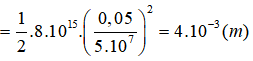 Vo = 5.104 km/s = 5.107 m/s.

Giả sử cường độ điện trường giữa hai bản kim loại có chiều hướng lên trên. Do hạt điện tích chuyển động là electron q < 0 nên lực điện trường tác dụng lên điện tích có chiều hướng xuống dưới. Bỏ qua tác dụng của lực cản và trọng lực nên chỉ còn lực điện trường tác dụng làm điện tích chuyển động.

Cường độ điện trường giữa hai bản kim loại:

Gia tốc của e:

Xét hệ trục Oxy: ốc tọa độ tại O, ốc thời gian vào lúc electron bắt đầu chuyển động.

+ Ox: Không có lực tác dụng theo phương Ox nên electron chuyển động đều theo phương này: HA = vox.t = vot

+ Oy:

 