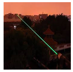 Ưu điểm của laser so với ánh sáng thông thường: cho phép tập trung năng lượng rất lớn, đồng thời nó có tính đơn sắc và định hướng cao nên có thể chiếu rất xa mà không bị phân tán hay tán xạ khi truyền qua mặt phân cách giữa các môi trường.