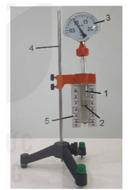 Dụng cụ:

- Xi lanh trong suốt có độ chia nhỏ nhất 0,5 cm3 (1).

- Pit-tông có ống nối khí trong xi lanh với áp kế (2).

- Áp kế có độ chia nhỏ nhất 0,05.105 Pa (3).

- Giá đỡ thí nghiệm (4).

- Thước đo (5).

Tiến hành:

- Bố trí thí nghiệm như hình vẽ.

- Dịch chuyển từ từ pit-tông để làm thay đổi thể tích khí.

- Đọc giá trị của thể tích và áp suất trên áp kế tương ứng thu được bảng giá trị

- Rút ra mối liên hệ p và V.