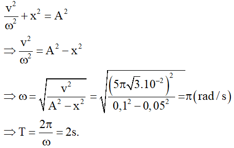 -Biên độ của dao động: A = L/2 = 10 cm = 0,1 m.

 Áp dụng biểu thức liên hệ giữa vận tốc, li độ, biên độ và tần số góc ta có: