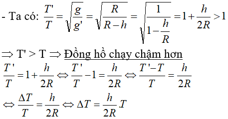 - Khối lượng trái đất là:   với R là bán kính trái đất

- Khối lượng phần trái đất tính từ độ sâu h đến tâm là:

 

- Gia tốc trọng trường trên mặt đất là: 

- Gia tốc trọng trường ở độ sâu h là: 

- Gọi T là chu kì của con lắc trên mặt đất là: 

- Gọi T’ là chu kì của con lắc ở độ sâu h là T’: 

 

 

+ Do  ΔT  >   0 đồng hồ chạy chậm  và một tuần lễ chậm: