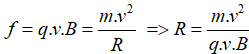 Áp dụng công thức tính lực lorenxo : f = q.v.B

 Hạt electron chuyển động trên một quỹ đạo tròn mà lực lorenxo đóng vai trò lực hướng tâm. Khi đó:

Áp dụng định luật bảo toàn năng lượng, electron được gia tốc nhờ điện trường nên:

Thay số vào tìm được R = 0,1m=10cm