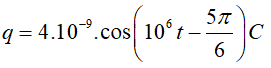 - Vì i và q vuông pha nên ta có:

- Từ biểu thức ta có ω =106  rad/s

- Thay số vào biểu thức tìm được: q0  = 4.10-9

- Pha ban đầu của q trễ π/2 so với i nên biểu thức của điện tích q là: