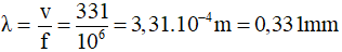 Theo bảng 10.1, vận tốc âm trong không khí ở 0o C là v = 331 m/s, trong nước ở 15o C là v’ = 1500(m/s).

Bước sóng của siêu âm trong không khí ở 0o C:

Bước sóng của âm trong nước ở 15o C: