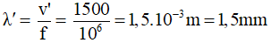 Theo bảng 10.1, vận tốc âm trong không khí ở 0o C là v = 331 m/s, trong nước ở 15o C là v’ = 1500(m/s).

Bước sóng của siêu âm trong không khí ở 0o C:

Bước sóng của âm trong nước ở 15o C: