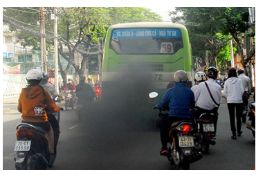 Những nguyên nhân gây ra tác hại đến môi trường sống ở khu dân cư, trường học là:

- Do bụi bẩn, khói từ xe cộ, các phương tiện vận chuyển đường bộ, đường thủy hay đường hàng không.

- Do các chất thải rắn trực tiếp thải ra môi trường.

- Nước thải, khí thải từ các nhà máy, xí nghiệp lân cận.