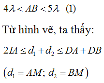 Theo đề, trên AB có 9 vị trí mà ở đó các phần tử nước dao động với biên độ cực đại nên:

Vì I là trung điểm CD, ABCD là hình vuông nên

 

Vì hai nguồn A, B đồng pha nên giả sử:

 Lúc đó, phương trình dao động tại điểm M là:

M là cực đại giao thoa bậc nhất: 

Để M dao động ngược pha với các nguồn thì: