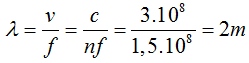 - Vận tốc của sóng điện từ trong thủy tinh là: 

- Bước sóng của sóng điện từ trong thủy tinh: 