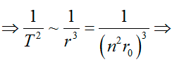 Ta có . Nguyên tử hidro hạt nhân gồm có 1 proton và 1 electron chuyển động tròn xung quanh proton. Xét trong một chu kì (thời gian để electron chuyển động hết 1 vòng xung quanh proton) thì lượng ∆q dịch chuyển là 1e 

Lực Cu-lông đóng vai trò lực hướng tâm. Ta có: