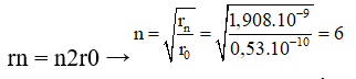 Bán kính quỹ đạo dừng của electron theo mẫu nguyên tử Bo:

Photon có năng lượng lớn nhất ứng với sự chuyển mức từ 6 về 1, photon có năng lượng  bé nhất ứng với sự chuyển mức từ 6 về 5, ta có tỉ số