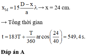 + Khoảng vân giao thoa khi màn ở vị trí cân bằng 

Khoảng vân giao thoa ứng với màn ở vị trí gần khe và xa khe 

+ Trong một chu kì, kể từ vị trí cân bằng khi vật tiến về hai khe thì M có các vân sáng bậc 13 → 16 đi qua, khi vật đi từ biên gần khi đến biên xa khe, M lại có các vân sáng ứng với k = 15 → 11. Khi vật đi từ biên xa mặt phẳng hai khe đến vị trí cân bằng, tại M có vân sáng bậc 12, 13 đi qua.

→ Trong 1 chu kì có 11 lần M là vân sáng.

+ Ta tách 2016 = 2013 + 3.

2013 lần ứng với 183 chu kì, ta xác định thời gian kể từ thời điểm ban đầu đến M là vân sáng lần thứ 3 ứng với k = 15.