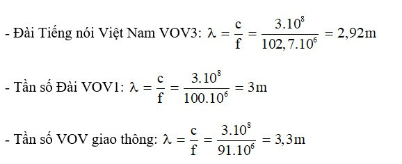 Trả lời:

Cách phân chia, cấp phát tần số:

Trong viễn thông, ghép kênh phân chia theo tần số (tiếng Anh: Frequency-division multiplexing; viết tắt: FDM) là một kỹ thuật mà băng thông tổng được phân chia thành một chuỗi liên tiếp các dải tần phụ không trùng lặp, mỗi dải tần số tín hiệu riêng biệt. Điều này cho phép một phương tiện truyền dẫn nhất định như cáp hoặc cáp quang được chia sẻ bởi nhiều tín hiệu riêng. Một cách sử dụng khác là mang 2 hoặc nhiều phân đoạn song song của tín hiệu tốc độ lớn hơn.

Ví dụ điển hình nhất của ghép kênh phân chia tần số là phát sóng vô tuyến và truyền hình, trong đó nhiều tín hiệu vô tuyến ở các tần số khác nhau truyền qua cùng một lúc. Một ví dụ khác như truyền hình cáp, trong đó nhiều kênh truyền hình  được thực hiện đồng thời trên một cáp. FDM cũng được sử dụng bởi các hệ thống điện thoại  để truyền nhiều cuộc gọi điện thoại qua các đường truyền có dung lượng/thời lượng cao. Các vệ tinh đóng vai trò quan trọng để truyền nhiều kênh dữ liệu trên các chùm vô tuyến đường lên và đường xuống và modem DSL băng thông rộng để truyền một lượng lớn dữ liệu máy tính  qua các đường dây điện thoại.

Một kỹ thuật tương tự được gọi là ghép kênh phân chia bước sóng  được sử dụng trong giao tiếp sợi quang , trong đó nhiều kênh dữ liệu  được truyền qua một dây sợi quang  duy nhất sử dụng các (tần số) khác nhau.

Nhiều tín hiệu thông tin (điều chế) riêng biệt được gửi qua hệ thống FDM, chẳng hạn như tín hiệu video của các kênh truyền hình được gửi qua hệ thống truyền hình cáp, được gọi là tín hiệu băng cơ sở . Đối với mỗi kênh tần số, bộ tạo dao động điện tử  tạo ra tín hiệu sóng mang, dạng sóng dao động ổn định ở một tần số  duy nhất phục vụ cho việc "mang" thông tin. Sóng mang có tần số cao hơn nhiều so với tín hiệu băng cơ sở (được kết hợp trong mạng điều biến). Bộ điều biến làm thay đổi một số tín hiệu sóng mang, chẳng hạn như biên độ, tần số của nó với tín hiệu băng cơ sở, "nâng" dữ liệu lên sóng mang.

Một số tần số phát sóng trên radio, truyền hình Việt Nam:

- Đài Tiếng nói Việt Nam VOV3 phát trên tần số FM 102,7 MHz

- Tần số Đài VOV1 đang sử dụng FM 100 MHz.

- Tần số VOV giao thông FM 91 MHz.

Bước sóng tương ứng với các tần số trên: