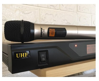 Trả lời:

UHF  hay sóng UHF là từ viết tắt của Ultra-High Frequency, là dải tần số cực cao nằm trong khoảng từ 300 MHz - 3GHz. UHF còn được gọi với cái tên là băng tần decimet hoặc sóng decimet bởi nó có bước sóng nằm trong khoảng từ 1 - 10 decimet, tương ứng là từ 10 cm đến 1 m. 

Đối với sóng UHF : Ứng dụng tốt ở những nơi có không gian hẹp, nhiều vật chắn, địa hình phức tạp,... Khi đó, sóng UHF giúp dễ dàng đi xuyên qua các vật cản nhưng vẫn đảm bảo đường truyền tín hiệu ổn định và chất lượng. Các lĩnh vực, ngành nghề thích hợp phải kể đến như khách sạn - resort cao cấp, nhà máy, công trường lớn, quản lý tòa nhà chung,...   Hệ thống âm thanh sử dụng sóng UHF

Sóng UHF được sử dụng trong các thiết bị truyền hình, bộ đàm, máy trợ giảng.