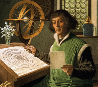 Trả lời:

Nicolaus Copernicus đã phá vỡ quan niệm Trái đất nằm ở trung tâm của vũ trụ tồn tại suốt nhiều thế kỷ. Bằng những lập luận sắc bén trong thuyết nhật tâm, ông đề xuất rằng Trái đất và các hành tinh khác quay xung quanh Mặt trời.

Bén duyên với thiên văn học

- Nicolaus Copernicus được sinh ra tại Torun, một thành phố ở phía bắc trung tâm của Ba Lan, vào ngày 19/2/1473. Cha của Copernicus là một thương nhân giàu có, nhưng ông qua đời sớm khi Copernicus lên 10 tuổi. Kể từ đó, Copernicus chuyển tới sống với người cậu Lucas Watzenrode. Sau khi được phong chức Giám mục Warmia, Watzenrode trở thành người bảo trợ quan trọng cho cháu trai của mình. Ngay từ nhỏ, Copernicus được tiếp xúc với một nền giáo dục tốt nhất thời bấy giờ để chuẩn bị sẵn sàng cho sự nghiệp về giáo luật. Năm 1491, Copernicus học giáo dục khai phóng (liberal arts) tại Đại học Krakow, bao gồm các môn thiên văn học và chiêm tinh học. Vài năm sau, giống nhiều người Ba Lan thuộc tầng lớp xã hội của mình, Copernicus được gửi sang Italy để nghiên cứu y học và luật.

Nicolaus Copernicus. Ảnh: Alamy

- Khi học tại Đại học Bologna (Italy), Copernicus từng sống một thời gian trong nhà của Domenico Maria de Novara, nhà thiên văn nổi tiếng nhất của trường đại học này. Vào thời điểm đó, thiên văn học cũng như chiêm tinh học có mối liên hệ chặt chẽ và được coi trọng như nhau. Novara chịu trách nhiệm đưa ra các tiên đoán chiêm tinh cho những người cai trị và giới quý tộc của thành phố Bologna. Copernicus đôi khi hỗ trợ thầy quan sát bầu trời, và Novara đã hướng dẫn học trò về phản biện trong chiêm tinh, cũng như các khía cạnh của hệ thống Ptolemaic (thuyết địa tâm), xem Trái đất là trung tâm của vũ trụ.

- Copernicus sau đó học tại Đại học Padua, và nhận bằng tiến sĩ giáo luật của Đại học Ferrara vào năm 1503. Copernicus quay lại Ba Lan, nơi ông chịu trách nhiệm quản lý công việc của một nhà thờ, đồng thời là bác sĩ chữa bệnh cho người dân. Vào thời gian rảnh rỗi, Copernicus dành hết tâm huyết cho hoạt động nghiên cứu học thuật, bao gồm thiên văn học. Năm 1514, danh tiếng của Copernicus trên cương vị một nhà thiên văn học đã vang xa, giúp ông trở thành người tư vấn cho các lãnh đạo giáo hội trong việc cải tổ lịch Julius.

- Ngành vũ trụ học châu Âu đầu thế kỷ 16 cho rằng, Trái đất đứng yên và nằm bất động ở trung tâm của một số mặt cầu xoay tròn, mang theo các thiên thể như Mặt trời, Mặt trăng, những hành tinh đã biết và các ngôi sao. Lý thuyết này do nhà thiên văn học Ptolemy đề xuất từ đầu thế kỷ thứ 2 sau công nguyên trong cuốn sách Almagest. Để giải thích chuyển động giật lùi của nhiều hành tinh trên bầu trời, Ptolemy đã sử dụng một hệ thống các vòng ngoại luân (epicycles) – theo đó các hành tinh phải chuyển động trên những vòng tròn nhỏ hơn gắn với các mặt cầu tương ứng của chúng. Mô hình của Ptolemy phù hợp với hầu hết quan sát thiên văn, đồng thời tạo ra được một hệ thống tương đối chính xác để tiên đoán vị trí các thiên thể trên bầu trời. Lý thuyết của Ptolemy được các nhà khoa học châu Âu chấp nhận trong hơn 1.000 năm.

Sự ra đời của thuyết nhật tâm

- Đến thời Copernicus, các bằng chứng thiên văn đủ nhiều cho thấy một số lý thuyết của Ptolemy không chính xác. Một số nhà thiên văn học không còn nhất trí với thứ tự của các hành tinh tính từ Trái đất, và đó là vấn đề mà Copernicus muốn tập trung giải quyết.

- Trong giai đoạn từ năm 1508 đến năm 1514, Copernicus viết một chuyên luận thiên văn ngắn gọi là “Commentariolus”, đặt nền tảng cho hệ thống nhật tâm. Tác phẩm này không được công bố khi Copernicus còn sống, nhưng ông đã lưu hành một số bản viết tay và gửi cho bạn bè. Trong chuyên luận, Copernicus xác định chính các thứ tự của các hành tinh đã biết vào thời kỳ đó. Ông cho rằng, các hành tinh chuyển động quanh Mặt trời, trong khi Mặt trời đứng yên. Sử dụng kết quả quan sát của mình và nhiều nhà nghiên cứu khác, Copernicus đã ước tính chu kỳ quỹ đạo của mỗi hành tinh quay quanh Mặt trời tương đối chính xác: Sao Thủy (88 ngày), Sao Kim (225 ngày), Trái đất (một năm), Sao Hỏa (1,9 năm), Sao Mộc (12 năm), và Sao Thổ (30 năm).

 

- Đối với Copernicus, lý thuyết nhật tâm của ông không hẳn là một bước ngoặt, bởi vì nó tạo ra nhiều vấn đề lớn cần phải giải quyết. Ví dụ, các vật thể nặng luôn được cho là rơi xuống mặt đất vì Trái đất là trung tâm của vũ trụ. Vậy tạo sao chúng lại rơi xuống đất trong một hệ thống lấy Mặt trời làm trung tâm? Copernicus vẫn giữ niềm tin cổ xưa cho rằng, sự chuyển động của các hành tinh tuân theo những quỹ đạo tròn. Nhưng dữ liệu quan sát thực tế của ông cho thấy, các hành tinh và ngôi sao không quay quanh Mặt trời theo quỹ đạo tròn. Do đó, Copernicus đã trì hoãn xuất bản công trình thiên văn lớn nhất của mình mang tên “De revolutionibus orbium coelestium”, tạm dịch là “Bàn về sự chuyển động quay của các thiên thể”. Cuốn sách hoàn thành vào năm 1530, nhưng nó không được công bố cho đến khi Copernicus qua đời năm 1543.

- Trong tác phẩm này, Copernicus lập luận rằng Trái đất tự quay quanh trục của nó mỗi ngày trong lúc quay quanh Mặt trời. Độ nghiêng của trục quay tạo ra các mùa trên Trái đất và sự tiến động của các điểm phân (precession of the equinoxes). Sai sót lớn trong công trình của Copernicus bao gồm khái niệm Mặt trời là trung tâm của toàn vũ trụ, chứ không chỉ riêng hệ Mặt trời. Việc Copernicus chưa xác định được quỹ đạo hình elip của các hành tinh đã khiến ông buộc phải kết hợp nhiều vòng ngoại luân vào hệ thống của mình, giống như Ptolemy. Do chưa có những hiểu biết về trọng lực, nên Copernicus giả định Trái đất và các hành tinh quay xung quanh Mặt trời trên những mặt cầu khổng lồ trong suốt.

- Trong lời đề tặng của cuốn sách De revolutionibus orbium coelestium, Copernicus ghi chú rằng “toán học được viết ra dành cho các nhà toán học”. Nếu tác phẩm dễ tiếp cận hơn, chắc hẳn sẽ có nhiều người phản đối khái niệm phản Kinh thánh về vũ trụ của ông và xem nó là dị giáo. Suốt nhiều thập kỷ, tác phẩm của Copernicus không được nhiều người biết đến, ngoại trừ một số nhà thiên văn học giỏi nhất. Hầu hết những người này, dù ngưỡng mộ một số lập luận của Copernicus, đã bác bỏ cơ sở thuyết nhật tâm của ông. Phải đến đầu thế kỷ 17, Galileo Galilei và Johannes Kepler mới hoàn thiện và phổ biến lý thuyết của Copernicus – điều này đã khiến Galileo phải đối mặt với Tòa án dị giáo La Mã. Sau khi công trình cơ học thiên thể của Isaac Newton vào cuối thế kỷ 17 được công bố, sự chấp nhận thuyết nhật tâm lan truyền nhanh chóng ở các quốc gia ngoài Công giáo, và đến cuối thế kỷ 18, nó gần như được chấp nhận rộng rãi.