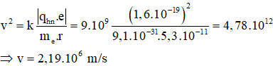 Khi electron chuyển động xung quanh hạt nhân thì lực điện đóng vai trò là lực hướng tâm

 (Với Hidro: )

Thay số vào ta có: