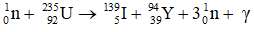 Phản ứng phân hạch: 

Ta có khối lượng của các hạt nhân trên là:

mn  = 1,00866u; mU  = 234,99332u; mI  = 138,89700u; mγ  = 93,89014u

Tổng khối lượng các hạt trước tương tác là: M0  = mn  + mU

Tổng khối lượng các hạt nhân sau tương tác là: M = mI  + mY  + 3mn

Năng lượng tỏa ra khi phân hạch một hạt nhân 235 U là:

W = (M0  – M)c2  = [mn  + mU  – (mI  + mY  + 3mn )].c2

= (234,99332u + 1,00866u - 138,89700u - 93,89014u – 3. 1,00866u).c2

= 0,18886u.c2  = 0,18886. 931,5 = 175,923 MeV