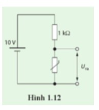 Trên Hình 1.12, điện trở của điện trở nhiệt NTC thay đổi từ 20  kΩ    ở 20°C đến 100   Ω  ở 60°C. Tính hiệu điện thế ra Ura giữa hai đầu điện trở nhiệt