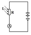 Trên hình vẽ, bộ pin có suất điện động 9 V, điện trở trong 1 Ω; A là ampe kế hoặc mili ampe kế có điện trở rất nhỏ; R là quang điện trở (khi chưa chiếu