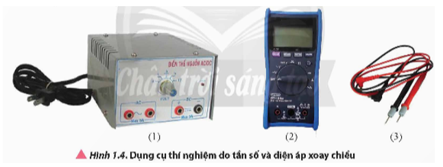 Từ các dụng cụ thí nghiệm như Hình 1.4, đề xuất phương án thí nghiệm đo tần số và điện áp của dòng điện xoay chiều từ đầu ra của biến áp nguồn.