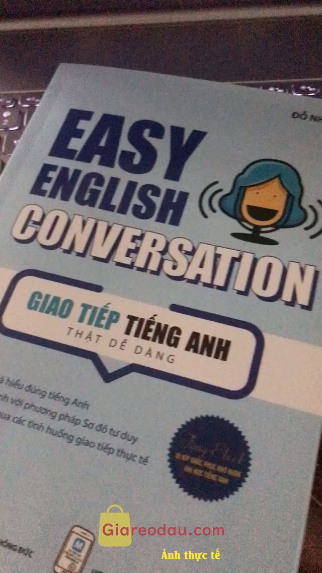 Giảm giá [LIFEMALL9915 - 12% đơn 99K] Sách Easy English Conversation - Giao Tiếp Tiếng Anh Thật Dễ Dàng. Giao hàng cũng khá nhanh, sách đẹp. Nội dung sách mk xem qua thì là các topic giao. 