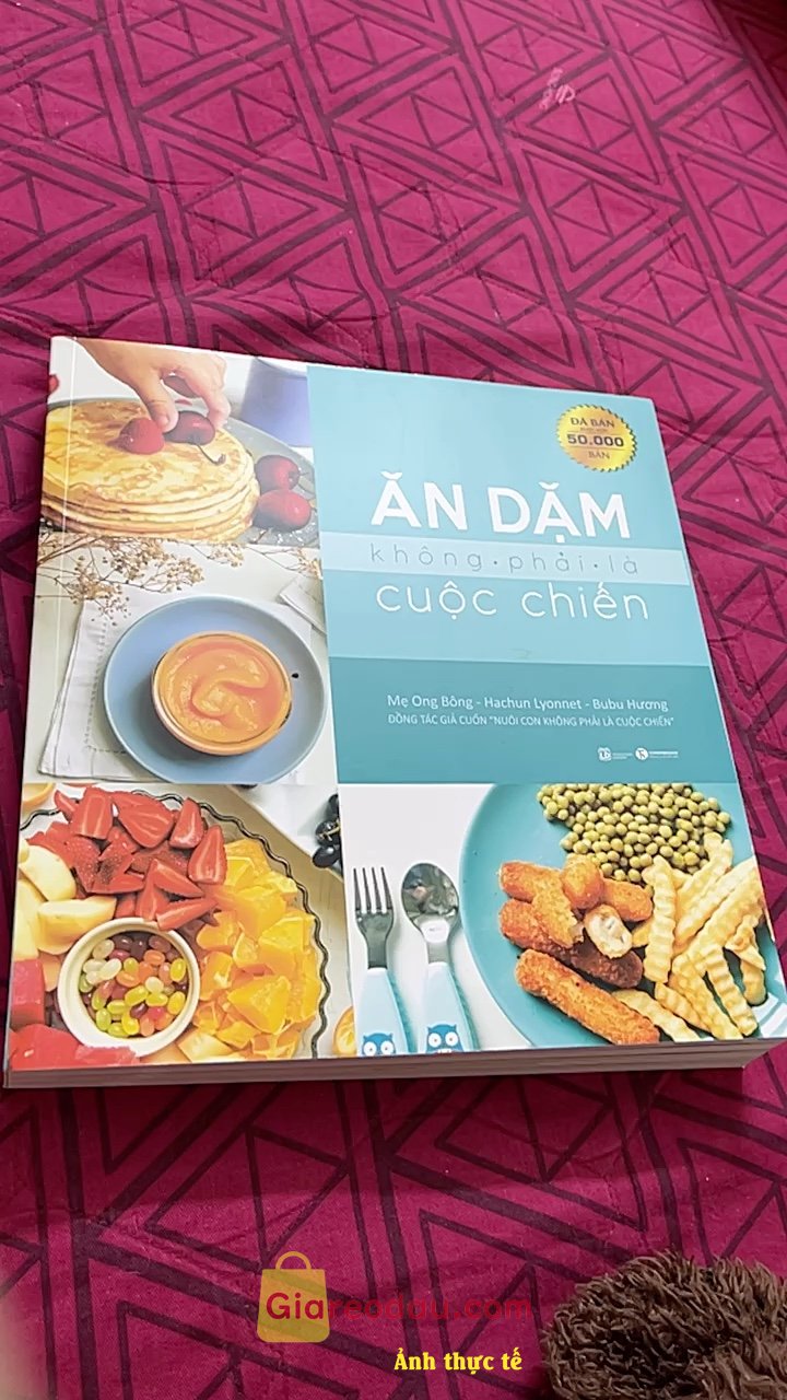 Giảm giá [Mã 28%] Sách Ăn dặm không phải cuộc chiến (Có kèm thực đơn ăn dặm). Sách dày gần 390 trang, nội dung in rõ ràng. Ngâm cứu sơ sơ có nhiều món, có thực. 