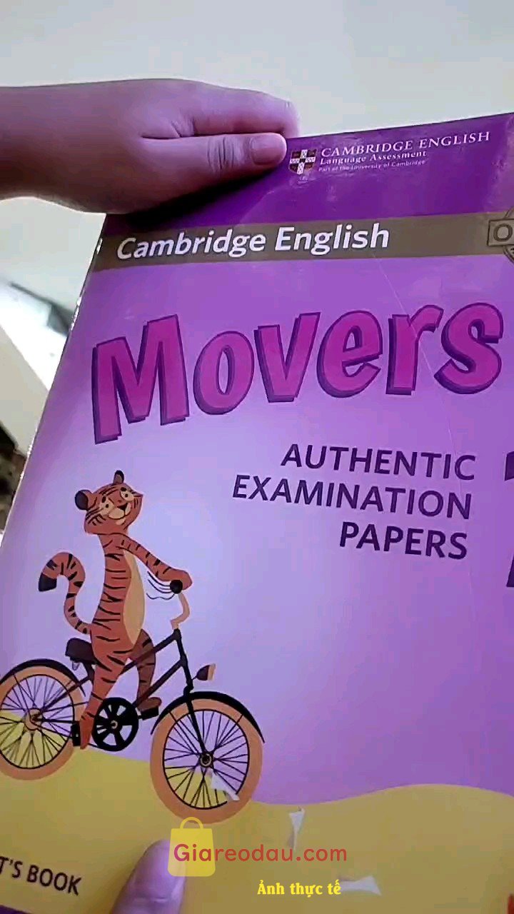 Giảm giá Sách Cambridge English Movers 1 (For revised exam from 2018). Đóng gói sản phẩm chắc chắn, con mình bóc ra mà nói sao mà nhiều. 
