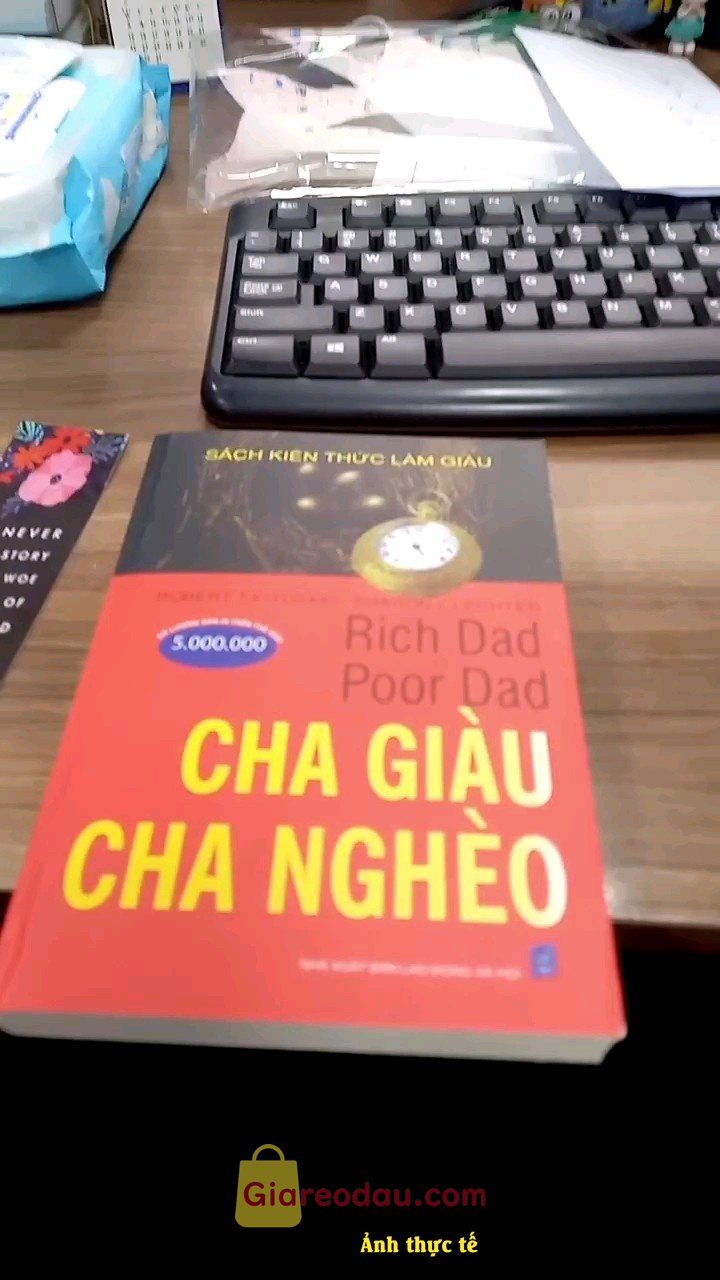 Giảm giá [Mã 32%] Sách Cha giàu cha nghèo RICH Dad Poor Dad. Shop giao nhanh, sách bìa đẹp, có kèm them kẹp trang sách để lưu lại trang mình đã. 