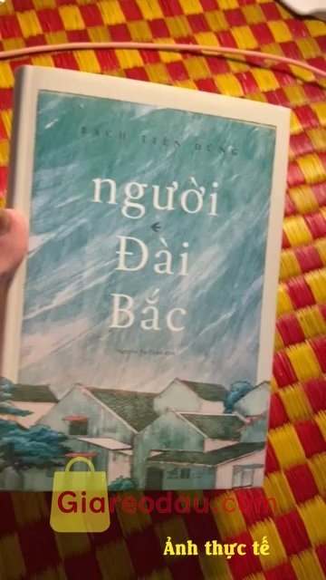Giảm giá [Mã 20%] Sách Người Đài Bắc (Bạch Tiên Dũng) (Bìa cứng). Ấn tượng đầu tiên là bìa đẹp. Một màu xanh mát. Được tặng kèm bookmark cũng màu xanh. 