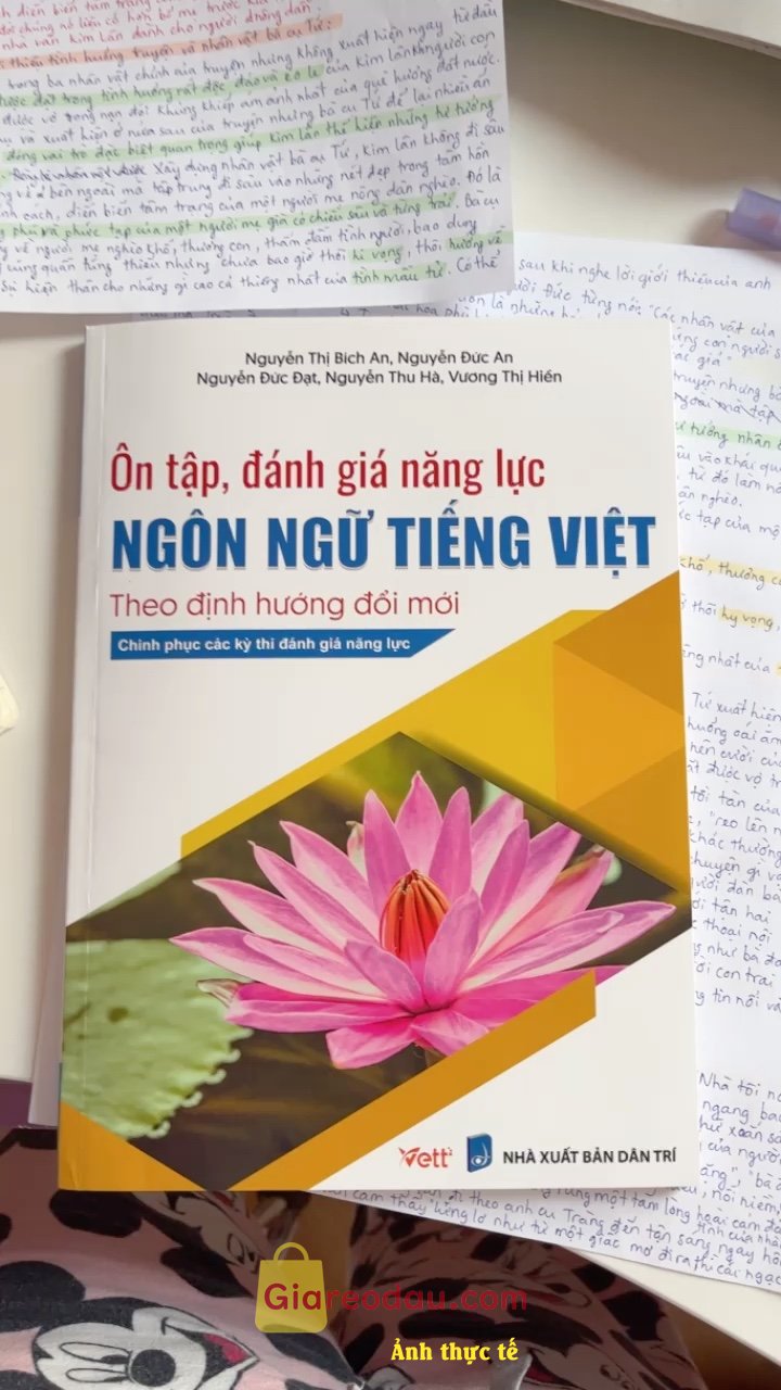 Giảm giá Sách Ôn Tập Đánh Giá Năng Lực Ngôn Ngữ Tiếng Việt. Rất recommend cho bạn nào đang ôn thi đgnl đhqg nha, rất nhiều đề. Mình tìm mãu mới. 