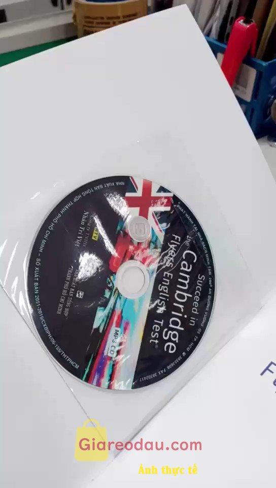 Giảm giá Sách Succeed In The Cambridge Flyers English Test (Kèm 1 Đĩa MP3). Thiết kế đẹp và cứng. Giấy chất lượng tốt, có đầy đủ CD. 
