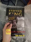 Giảm giá [Mã 27%] Sách The Outsider Kẻ Song Trùng Stephen King. Giao hàng nhanh,giấy đẹp,in cũng ok.Mình chưa đọc chưa biết hay không.. 