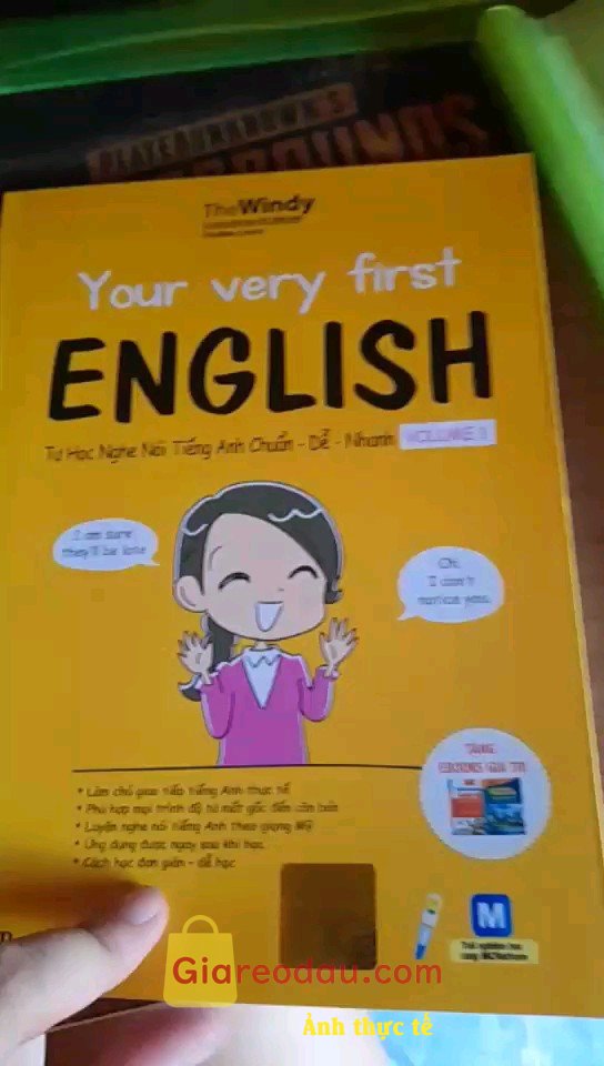 Giảm giá [Mã 28%] Sách Your Very First English Tự Học Nghe Nói Tiếng Anh Chuẩn Dễ Nhanh Volume 1. Sách bao xịn trời ơi, mình thấy sách viết dễ hiểu. Đặc biệt nhan viên shop siêu dễ. 