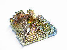 https://upload.wikimedia.org/wikipedia/commons/thumb/c/cc/Bismuth_crystal_macro.jpg/220px-Bismuth_crystal_macro.jpg